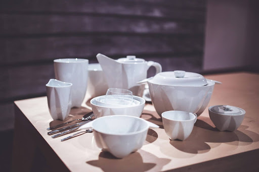 You are currently viewing What Are the Must-Have Crockery Pieces for Luxury Dining in Hotels?